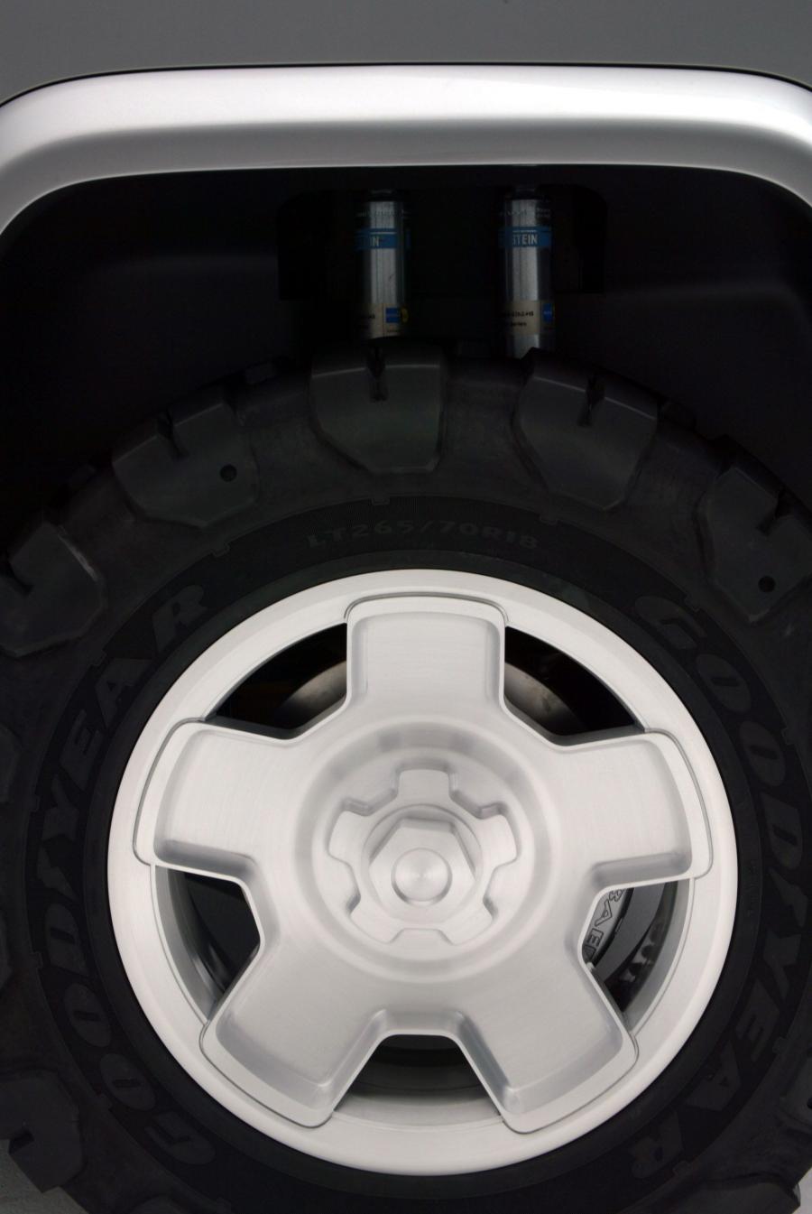  Ford Bronco Concept 2004 года  (фото 7 из 64)